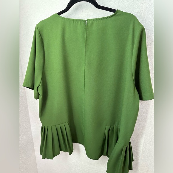 Lovely green top! So flattering and takes you from the office to a dinner date! - Picture 4 of 5
